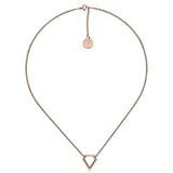 Die LIEBESKIND BERLIN Halskette - The Iconic von Liebeskind Berlin besteht aus einer goldenen Kette mit einem kleinen, runden Anhänger und einem zentralen, offenen, geometrischen Anhänger - ein lässiges Accessoire für jedes Outfit.