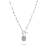Liebeskind Berlin Halskette aus silberner Gliederkette mit grauem, achteckigem Epoxyanhänger mit silberner Umrandung und T-Bar-Verschluss; Produktbild