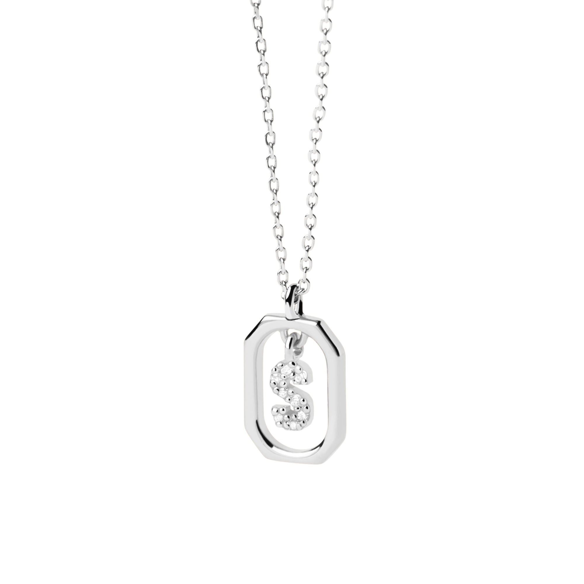Die PDPaola Halskette - The Mini Letter S ist eine 925 Sterling Silber Halskette von PDPaola mit einem rechteckigen Anhänger mit einem funkelnden Zirkonia Buchstaben S in der Mitte.