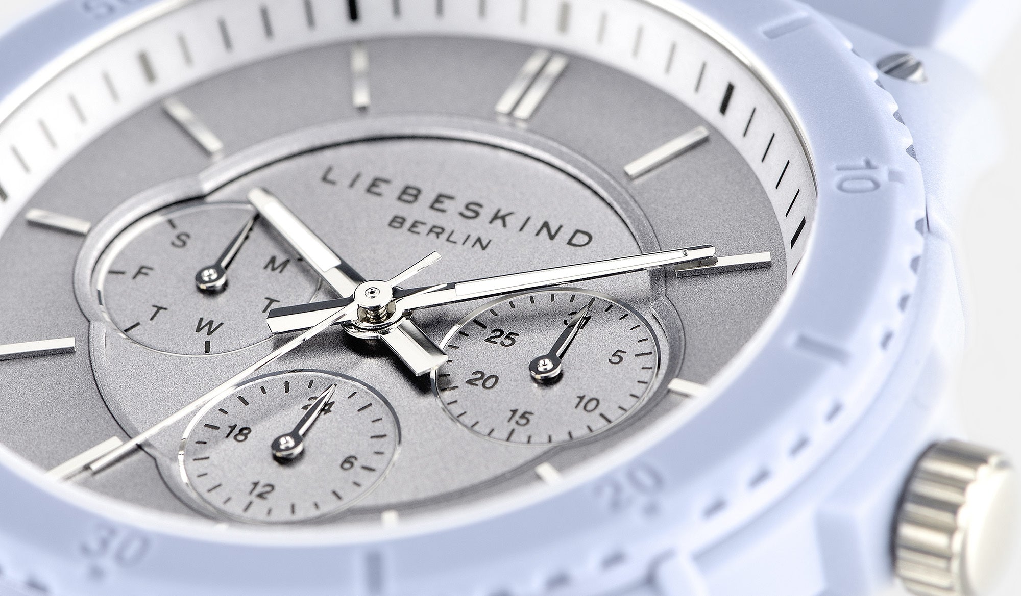 Nahaufnahme der Liebeskind Berlin Armbanduhr - Multifunktions-Statement mit silbernem Finish, mit Tages-, Datums- und 24-Stunden-Zifferblatt, gepaart mit einem bequemen Silikonarmband.