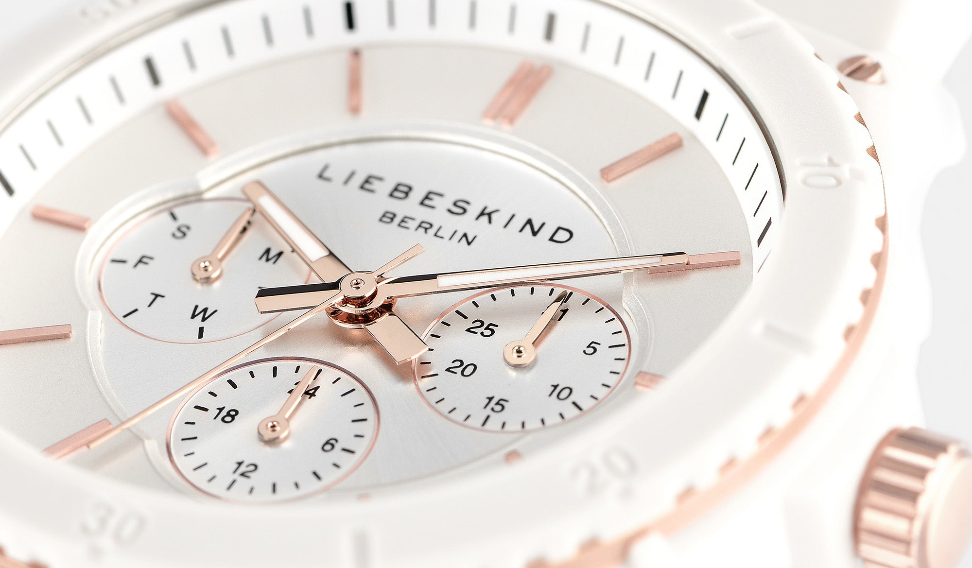 Nahaufnahme der LIEBESKIND BERLIN Armbanduhr - Multifunktions-Statement von Liebeskind Berlin, mit weißem und roségoldenem Finish, drei Hilfszifferblättern, schlanken Markierungen und einem stilvollen, nachhaltigen Design.