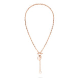 Fynch-Hatton Halskette bestehend aus einer feinen roségoldenen Gliederkette mit Herzcharm und weißem Schmuckstein; Zusatzbild