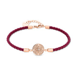 Fynch-Hatton Armband bestehend aus einem roten, geflochtenen Lederband mit roségoldenem Münz-Anhänger mit Nordstern-Design; Produktbild