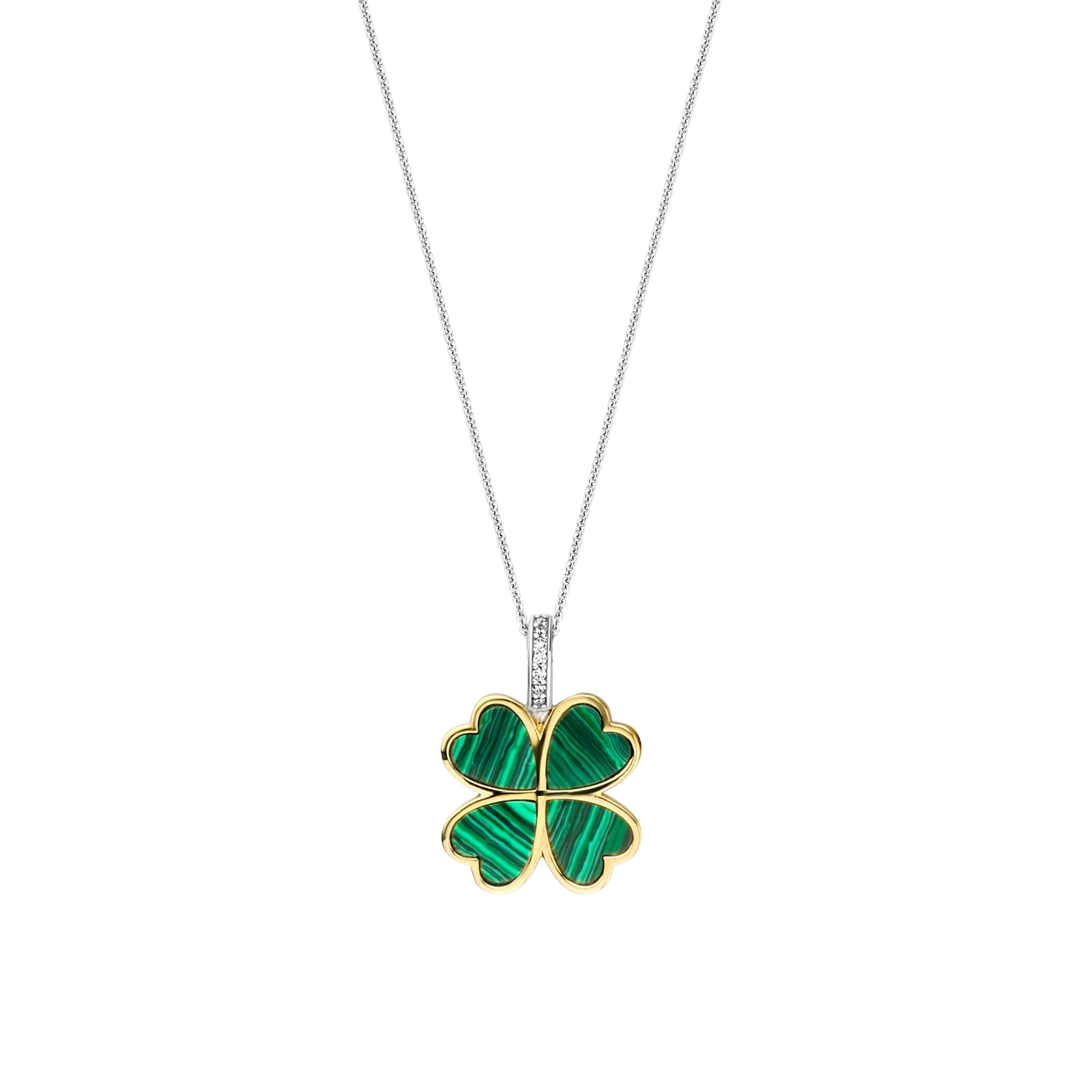 Die Ti Sento Milano Halskette - The Good Luck von Ti Sento Milano zeigt einen gold-grünen Kleeblatt-Anhänger aus 18 Karat Gelbgold und 925er Sterlingsilber an einer dünnen Silberkette, die auf weißem Hintergrund abgebildet ist.