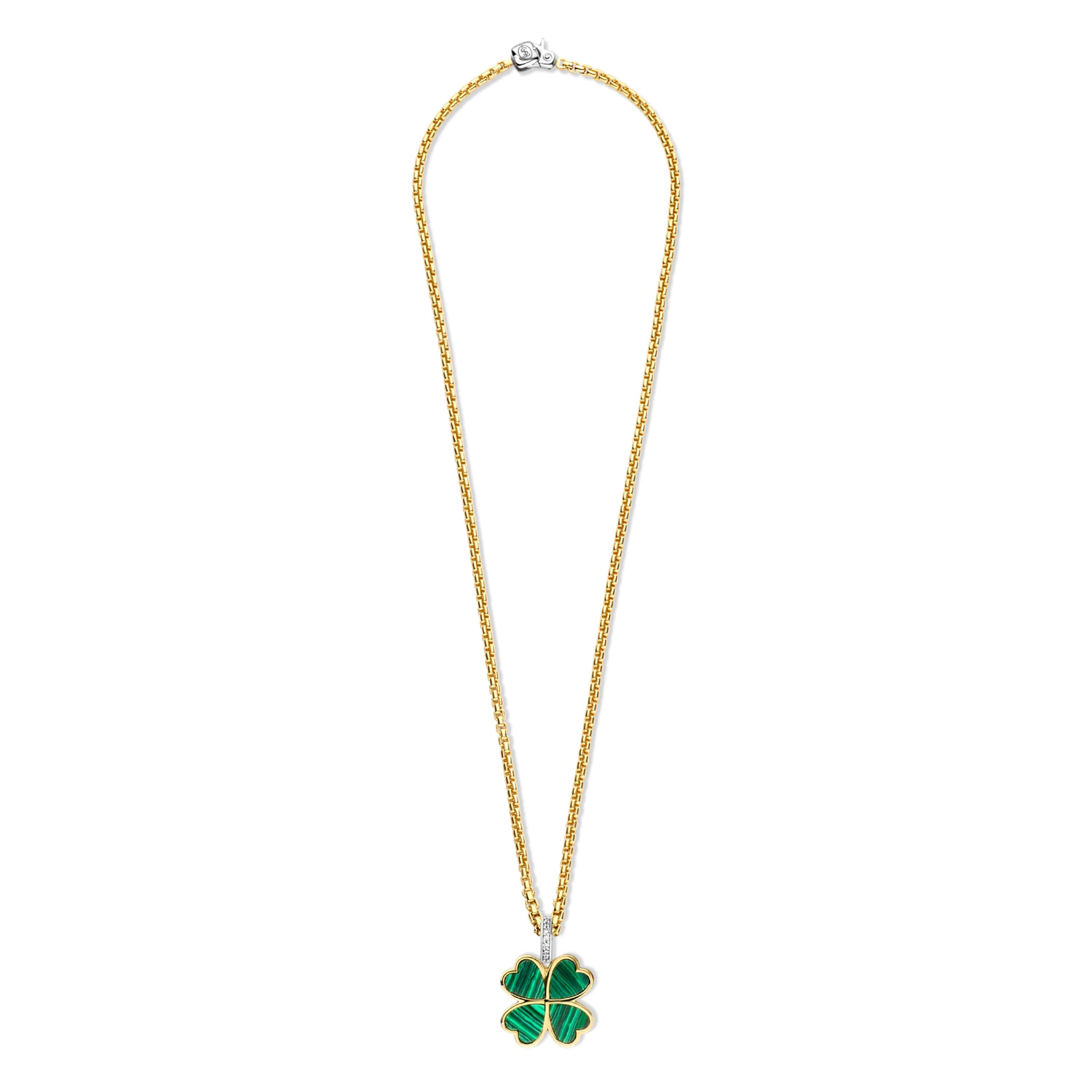 Die Ti Sento Milano Halskette - The Good Luck ist eine 18 Karat Gelbgoldkette mit einem grünen Kleeblatt-Anhänger, von Ti Sento Milano, abgebildet auf einem weißen Hintergrund.