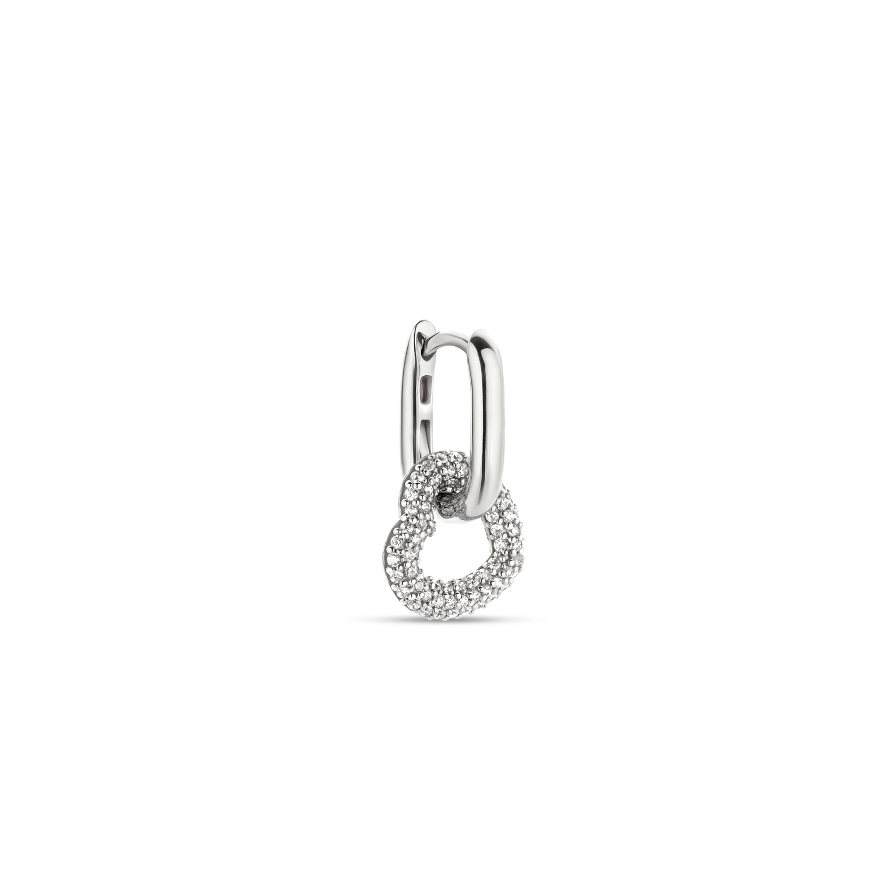 Ti Sento Milano Creole - The Heart Pendant Creole von Ti Sento Milano: Silberner Creolenring mit einem herzförmigen Anhänger aus Pavé-Diamanten in eleganten Pavé-Herzformen auf weißem Hintergrund.