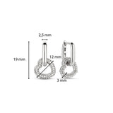 Die Ti Sento Milano Creole - The Heart Pendant Creole besteht aus silbernen Ohrringen in Herzform mit Pavé-Kristallen und den Größen 19 mm, 12 mm, 3 mm und 2,5 mm, die von der charakteristischen Eleganz von Ti Sento Milano inspiriert sind.