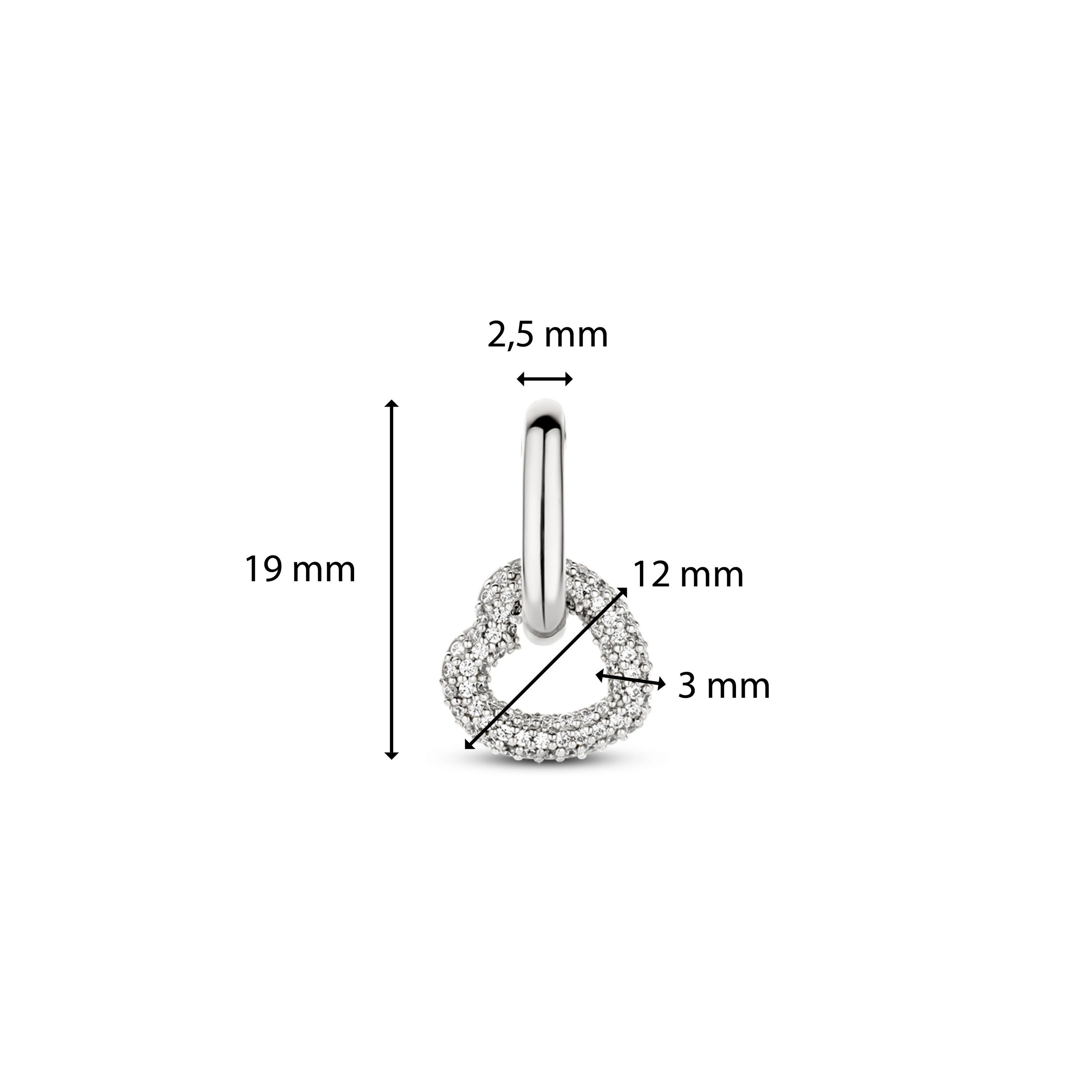 Der Ti Sento Milano Creole - The Heart Pendant Creole ist ein silberner, herzförmiger Anhänger mit Pavé-Kristallen und den Maßen 19mm x 12mm x 3mm x 2,5mm - ein wunderschönes Stück von Ti Sento Milano für jede Kollektion.