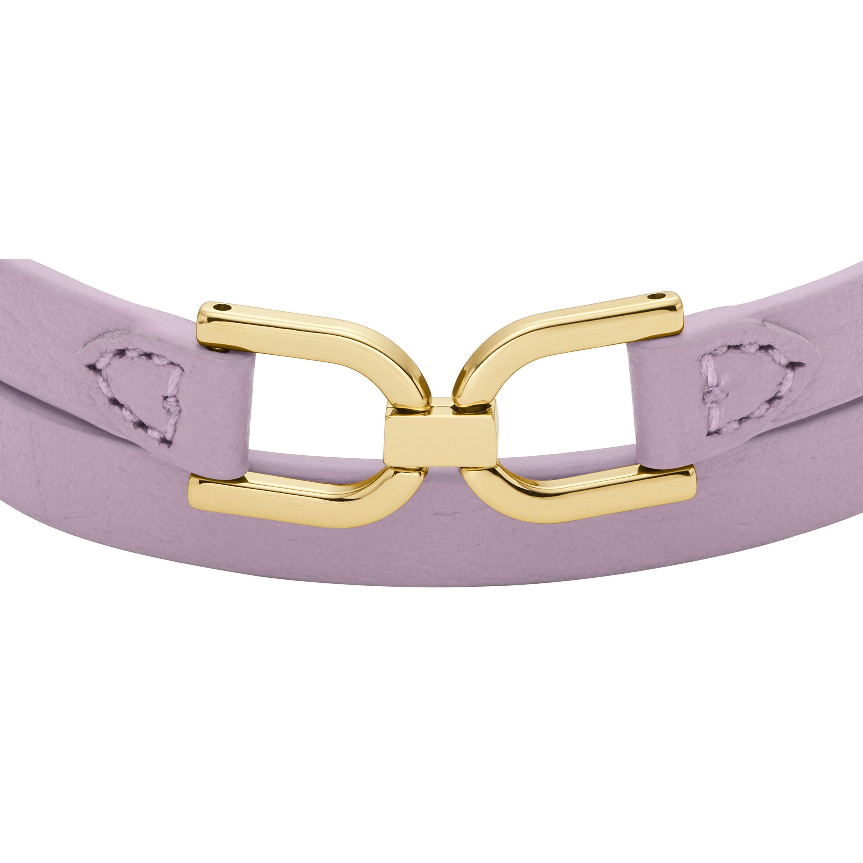 Fossil Armband bestehend aus zwei lila Lederbändern, eins mit goldenem D-Link-Anhänger; Nahaufnahme