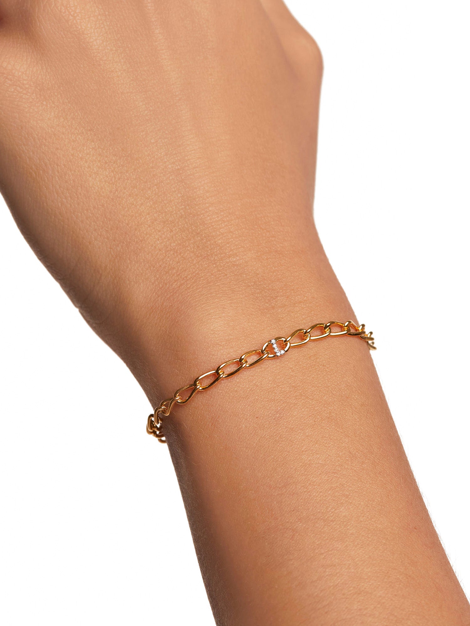 Das PDPaola Armband - Gliederband Buchstabe L von PDPaola ist an einem Handgelenk vor einem schlichten weißen Hintergrund abgebildet.