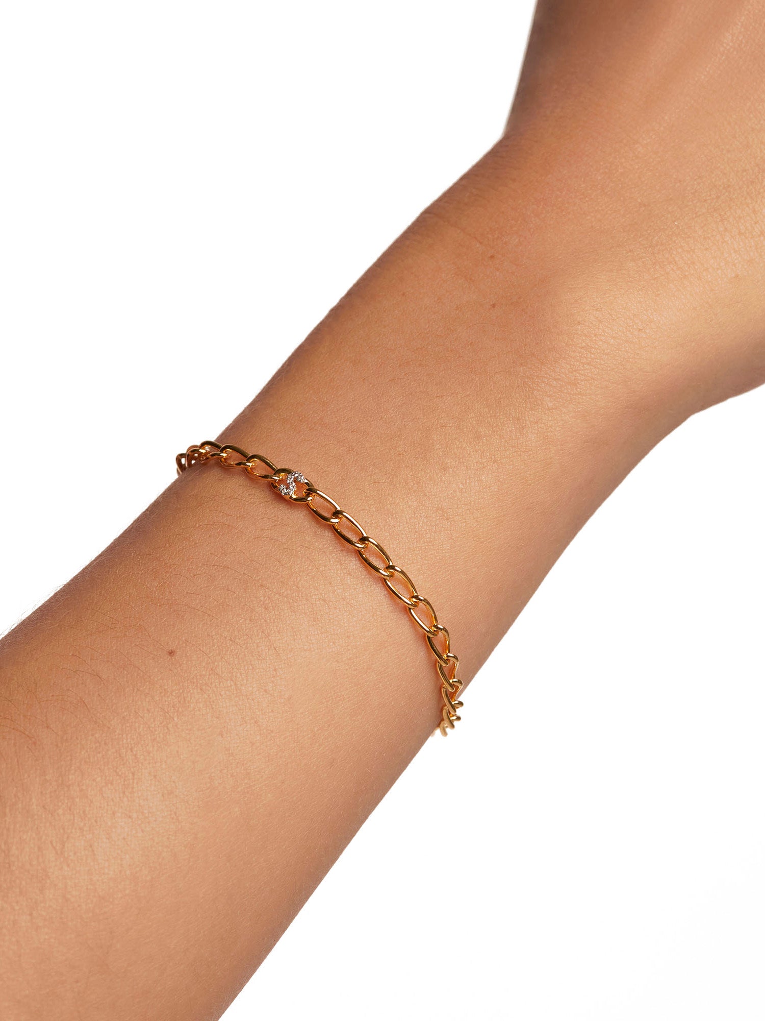 PDPaola Armband bestehend aus einer goldenen Gliederkette und einem goldenen, steinbesetzten S als Anhänger; Tragebild