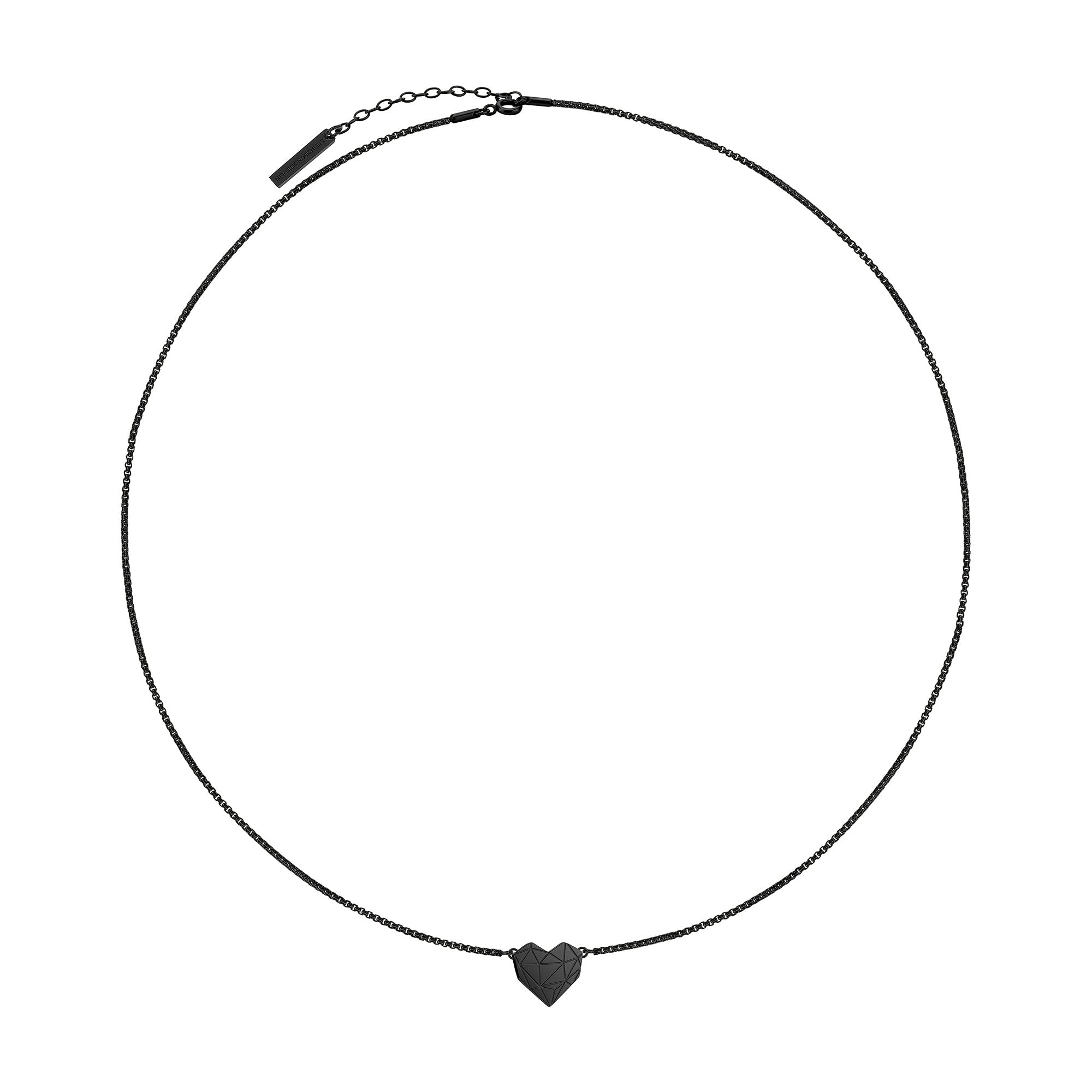 Das LIEBESKIND BERLIN Set - Broken Heart besteht aus einer dünnen, schwarzen Kette mit einem kleinen, geometrischen Herzanhänger - perfekt zu kombinieren mit Roségold Ohrringen oder als Teil deines Liebeskind Berlin Schmucksets.