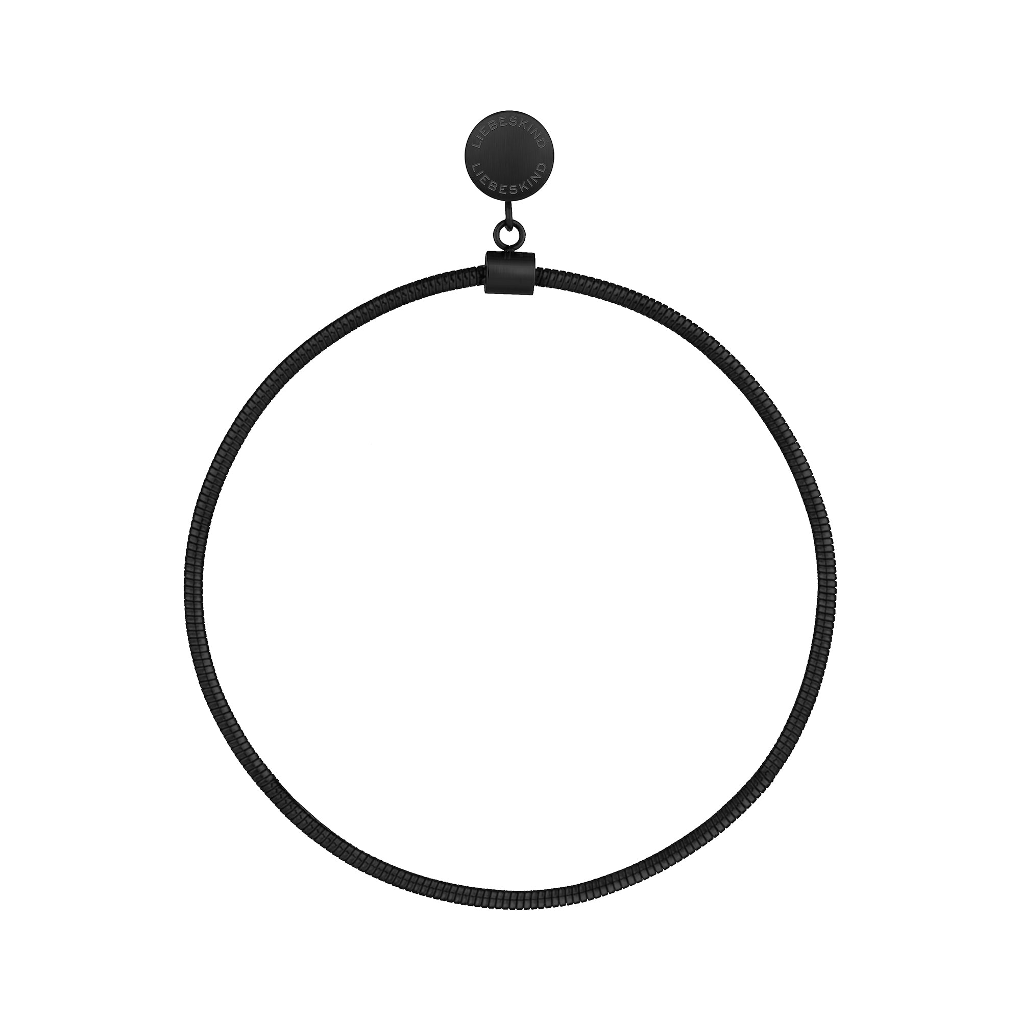 Die LIEBESKIND BERLIN Creole - The Retro One von Liebeskind Berlin lässt sich perfekt mit einem schwarzen, kreisrunden Kropfband kombinieren, um ein modernes, stilvolles Layering oder einen Omega-Ketten-Look zu kreieren. Ideal, um jedem Outfit eine schicke Note zu verleihen.