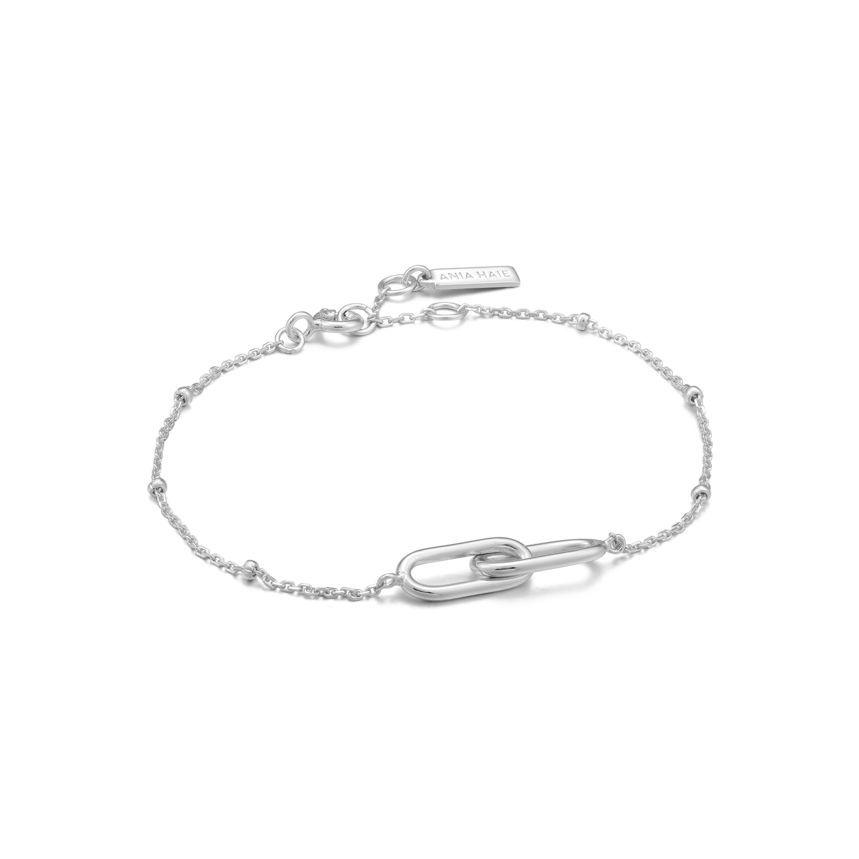 Das Ania Haie Armband - The Silver Mini Link von Ania Haie zeichnet sich durch zarte, ineinandergreifende ovale Glieder, einen kleinen Anhänger am Verschluss und zeitlosen Stil aus - perfekt für den Sommer.