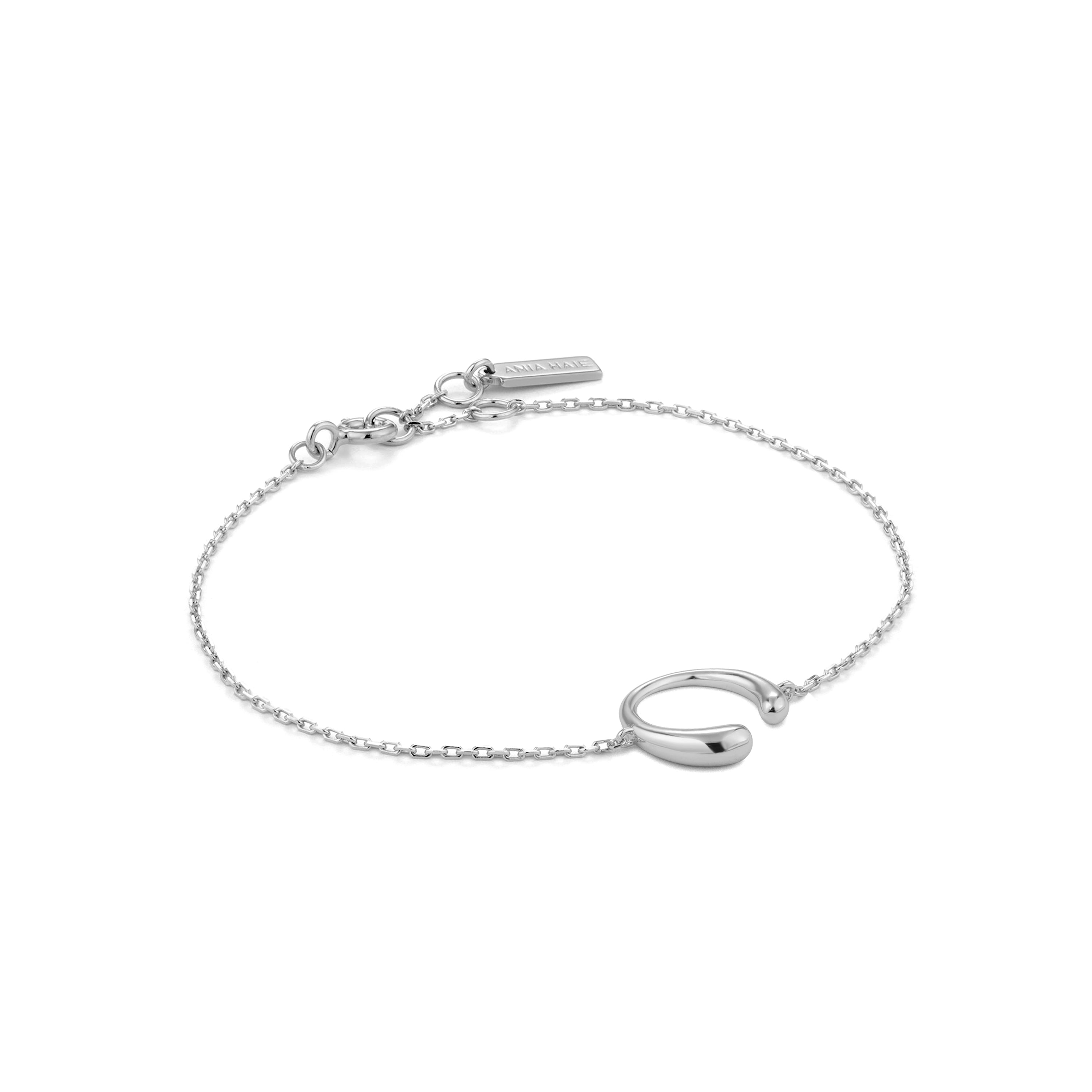 Das Ania Haie Armband - Chain Reaction ist ein zartes, minimalistisches Silberarmband mit glattem Open-Circle-Charm und verstellbarem Verschluss - das perfekte elegante Accessoire von Ania Haie für jeden Anlass.