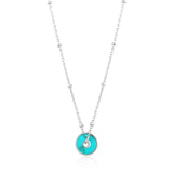 Die Ania Haie Halskette - Turquoise Hidden Gem besticht mit rundem Türkisanhänger und silbernen Perlenakzenten und verleiht jedem Outfit elegante Akzente.