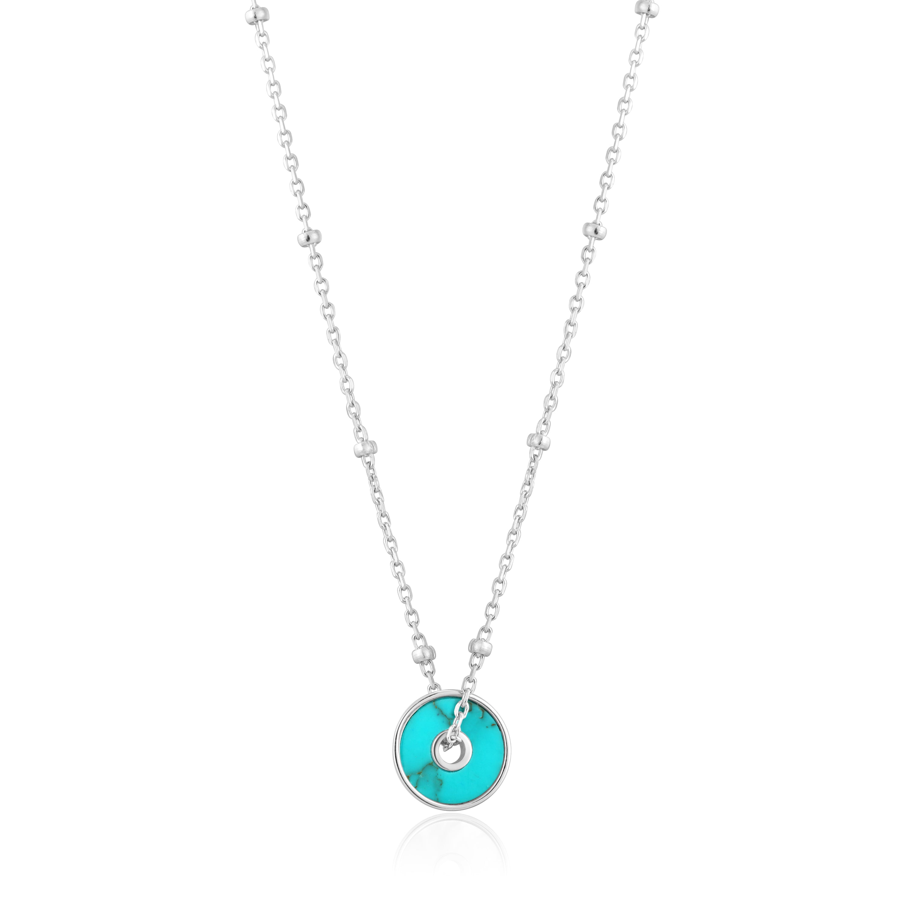 Die Ania Haie Halskette - Turquoise Hidden Gem besticht mit rundem Türkisanhänger und silbernen Perlenakzenten und verleiht jedem Outfit elegante Akzente.