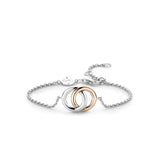 Das Ti Sento Milano Armband - Die Infinity Rings von Ti Sento Milano besteht aus ineinandergreifenden Silber- und 18-karätigen Roségoldringen an einer Silberkette, die elegant auf einem weißen Hintergrund präsentiert werden.