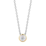 Die Ti Sento Milano Halskette - The Perlmutt Pendant besteht aus einer 925er Silberkette und einem runden, goldumrandeten Perlmutt-Edelstein, der vom eleganten Stil von Ti Sento Milano inspiriert ist.