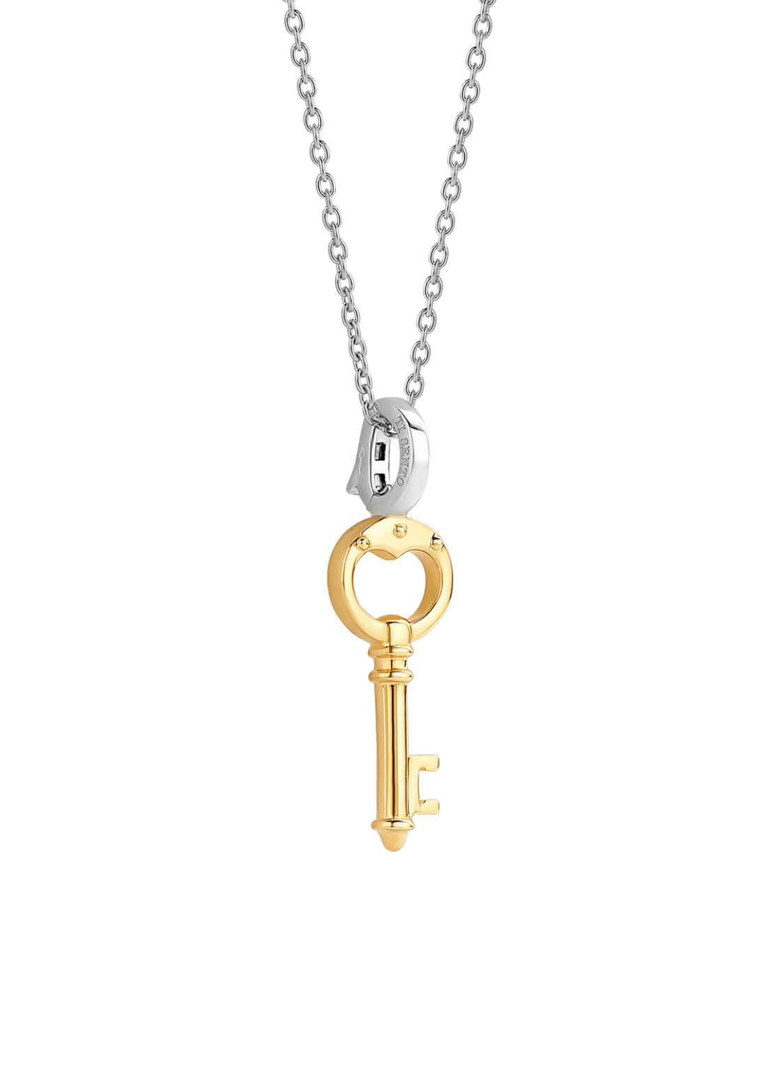 Die Ti Sento Milano Halskette - The Golden Key von Ti Sento Milano besteht aus einer 925er Silberkette mit einem kleinen Vorhängeschloss und einem 18kt vergoldeten Schlüsselanhänger, die nebeneinander hängen.
