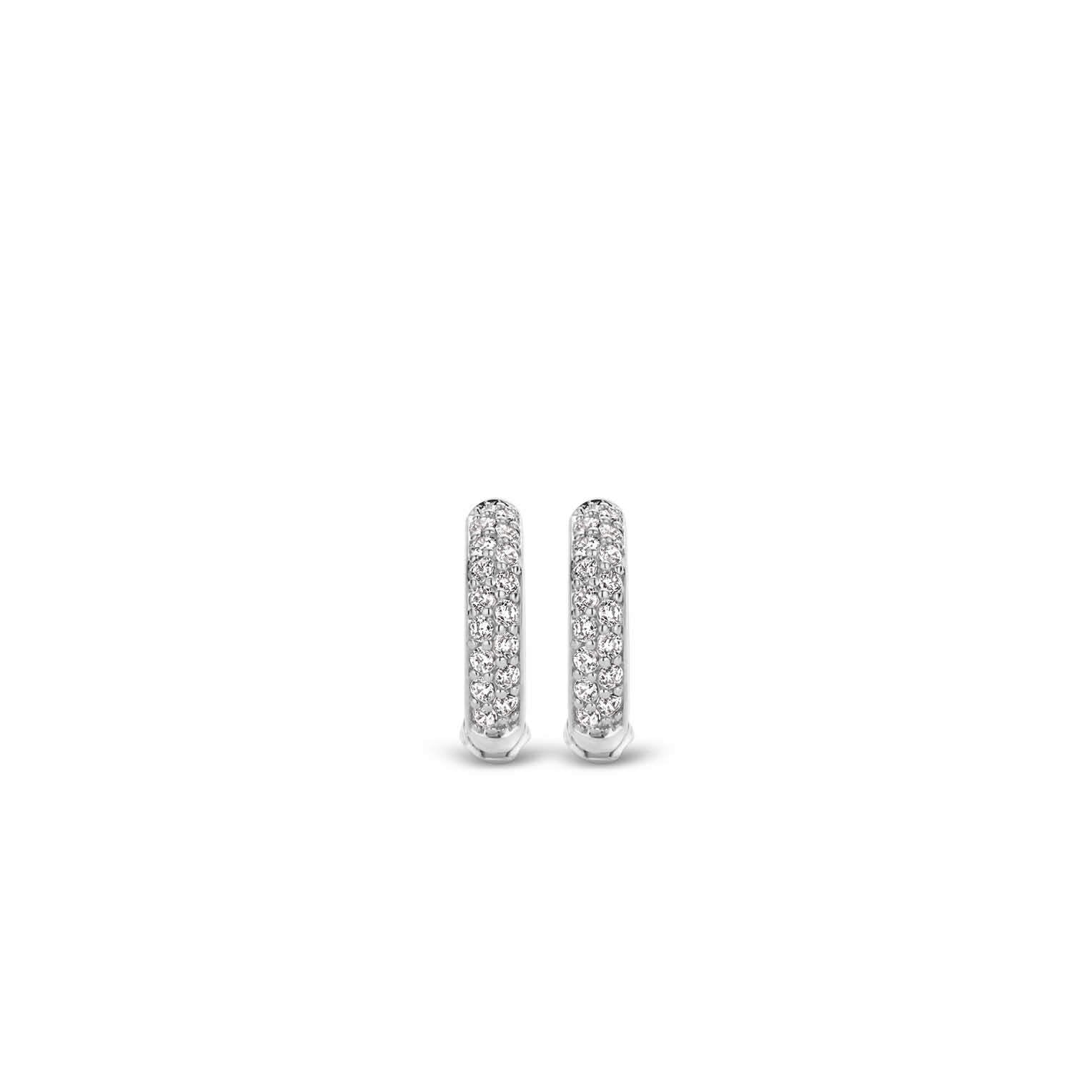 Ti Sento Milano Creole - The Sparkling Basic: Kleine Ohrringe aus 925er Silber von Ti Sento Milano, verziert mit glitzerndem Zirkonia-Pavé und auf weißem Hintergrund.