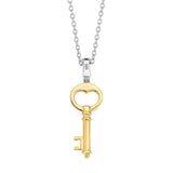 Die Ti Sento Milano Halskette - The Golden Key besteht aus einem goldenen, schlüsselförmigen Anhänger aus 18kt an einer Kette aus 925er Sterlingsilber, der auf weißem Hintergrund abgebildet ist. Marke: Ti Sento Milano.