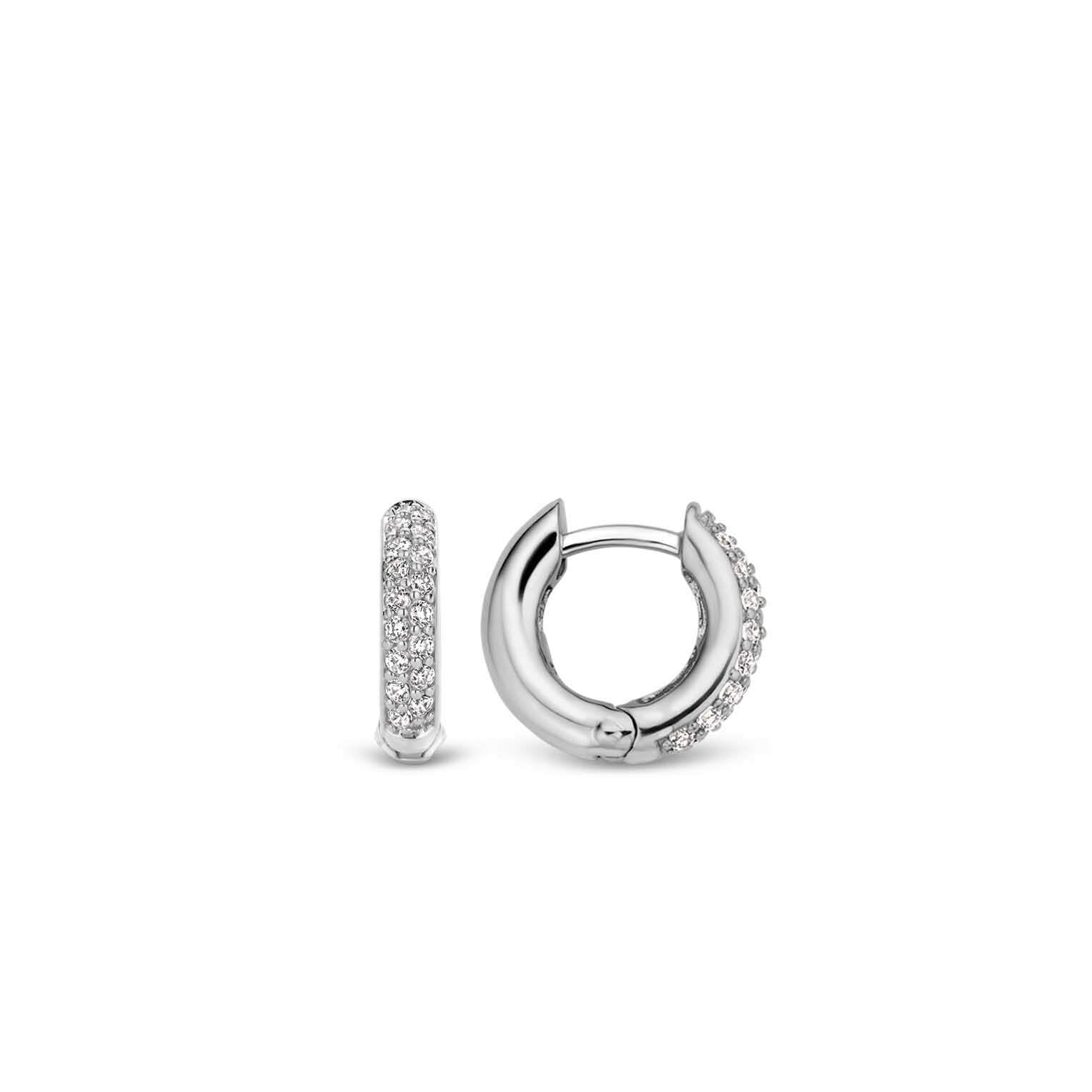 Die Ti Sento Milano Creole - The Sparkling Basic sind kleine Creolen aus 925er Silber, die auf der Vorderseite mit Zirkonia-Pavé-Kristallen besetzt sind.