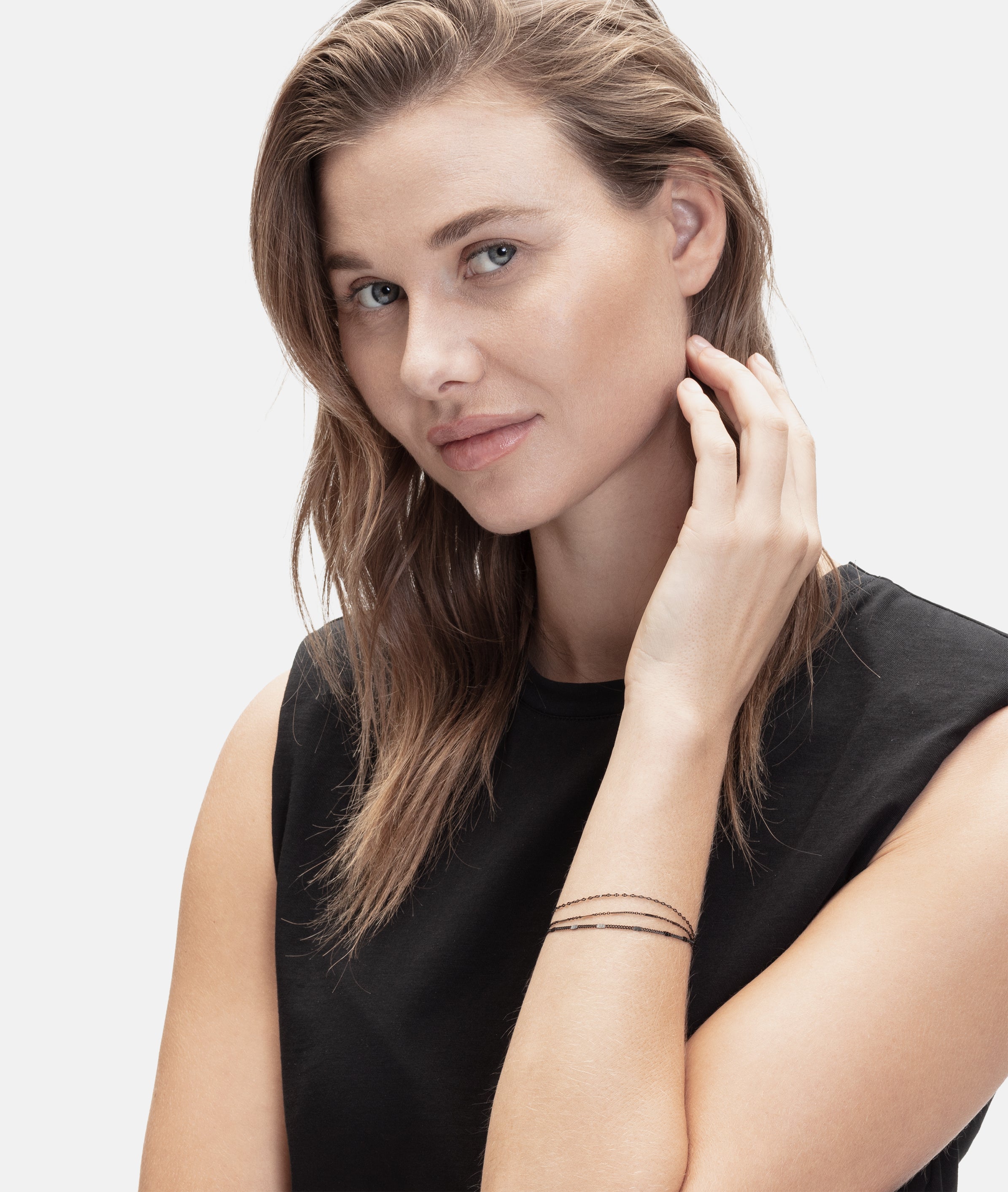 Liebeskind Berlin Armband im Layerdesign mit drei verschiedenen Kettenstyles in der Farbe schwarz Tragebild
