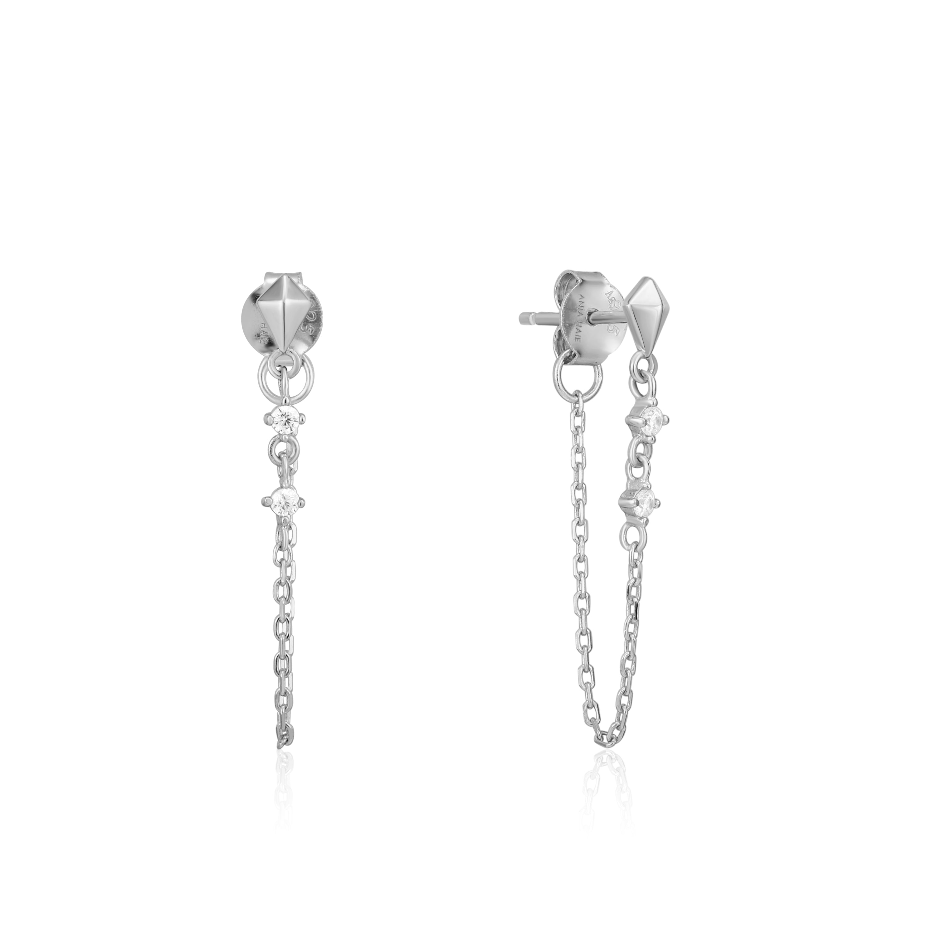Ania Haie Ohrhänger - Spike it up: Stilvolle 925er Sterlingsilber-Ohrringe mit geometrischen Stecker-Details, feinen Kettchen und funkelnden Zirkonia-Steinen - inspiriert von Ania Haie, präsentiert vor weißem Hintergrund.