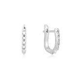 Die Ania Haie Creole - Spike it up Silber Huggie Hoops von Ania Haie sind mit kleinen Pyramidennieten versehen und aus 925er Sterlingsilber gefertigt. Abgebildet in Vorder- und Seitenansicht.