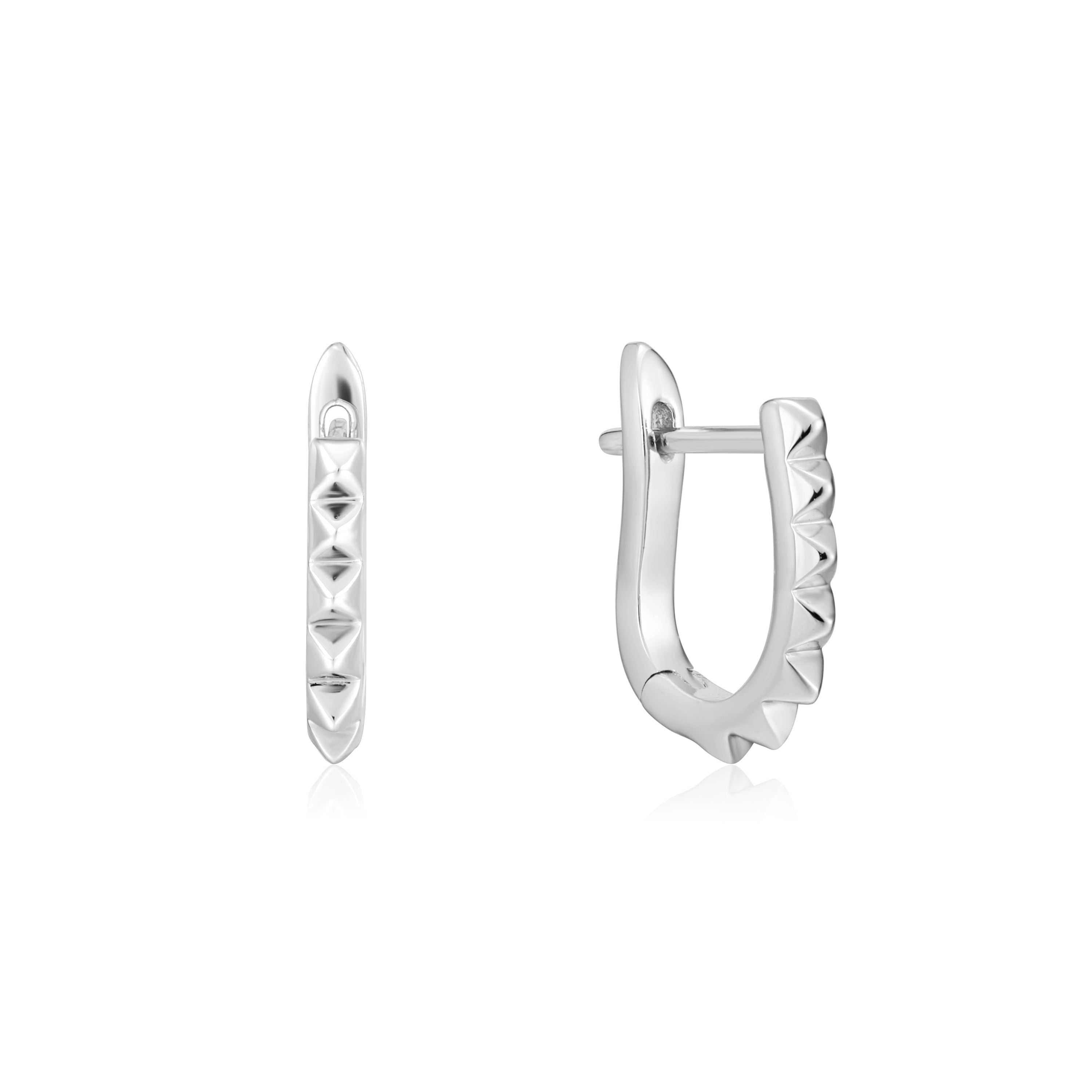 Die Ania Haie Creole - Spike it up Silber Huggie Hoops von Ania Haie sind mit kleinen Pyramidennieten versehen und aus 925er Sterlingsilber gefertigt. Abgebildet in Vorder- und Seitenansicht.