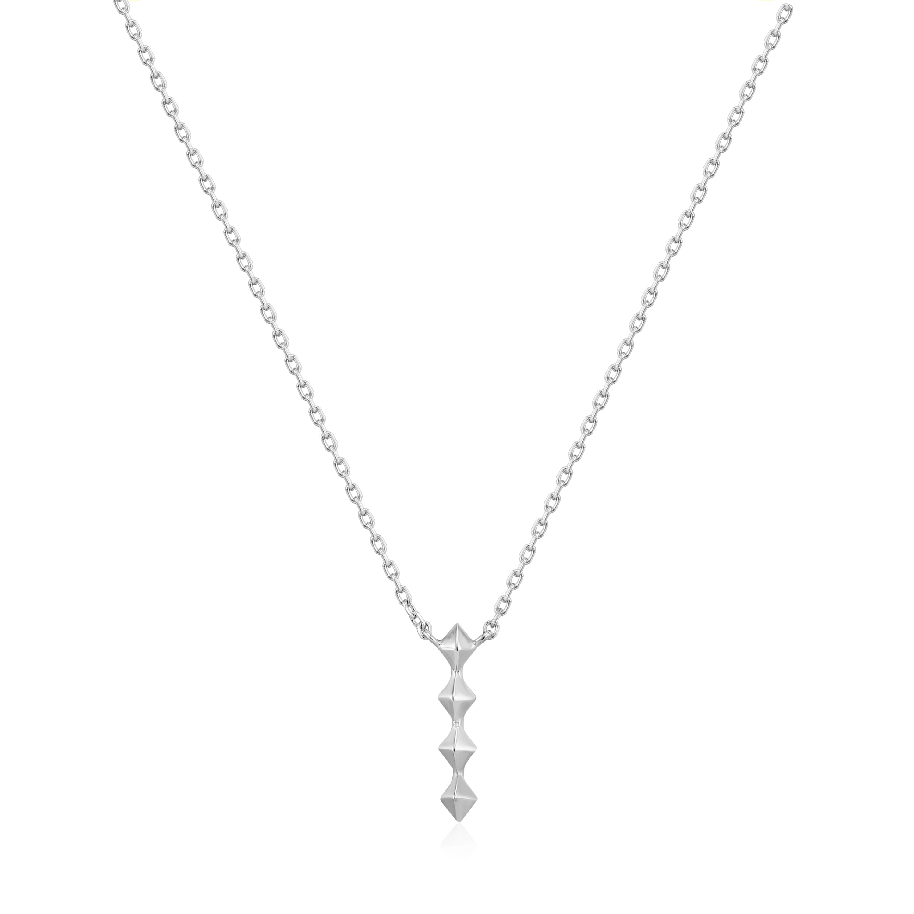 Minimalistisches Design und Eleganz: Die Ania Haie Halskette - Spike it up aus 925er Sterlingsilber überzeugt mit vertikalem Anhänger und vier pyramidenförmigen Nieten.
