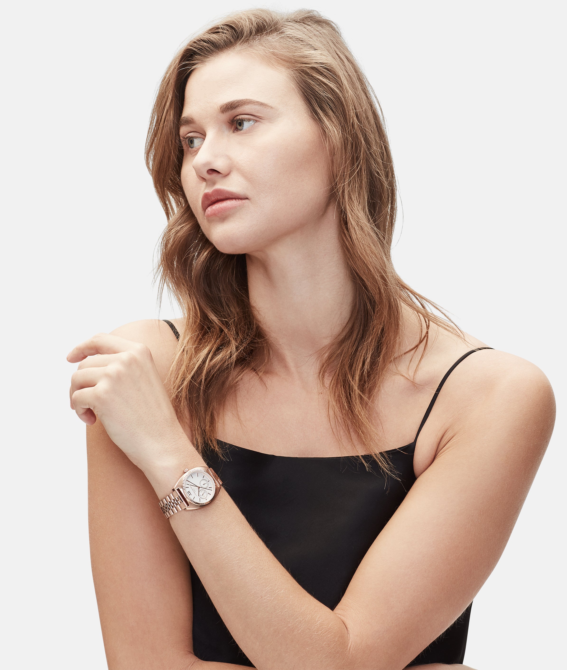 Liebeskind Berlin Armbanduhr mit roségoldenem Gehäuse, geriffelter Lünette, Multifunktionswerk und roségoldenem Edelstahlband Tragebild