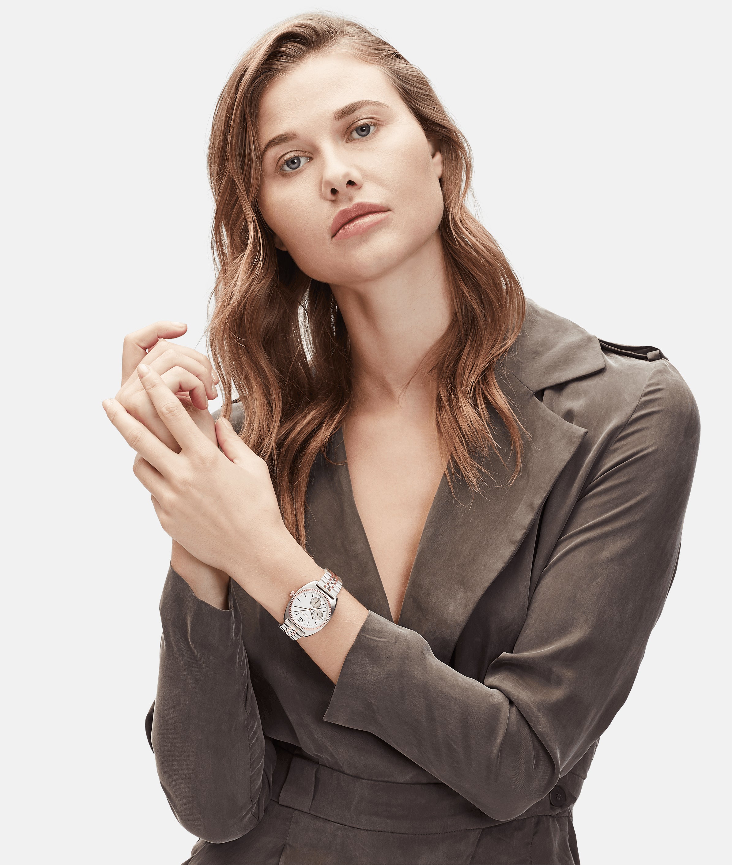 Liebeskind Berlin Armbanduhr mit silbernem Gehäuse, roségoldener geriffelten Lünette, Multifunktionswerk und bicolor roségold silbernem Edelstahlband Tragebild