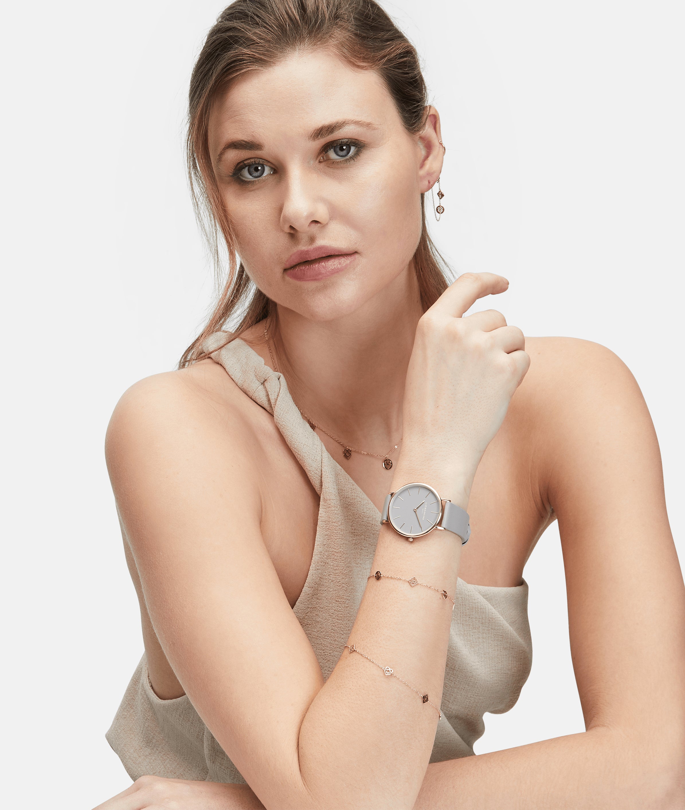 Liebeskind Berlin Armbanduhr mit grauem Zifferblatt, roségoldenem Gehäuse und grauem Lederband Tragebild