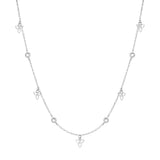 Die Tamaris Halskette - Flower von Tamaris ist eine silberne Kette mit kleinen runden und kleeförmigen Anhängern, die von zarten Zirkoniasteinen akzentuiert werden, die gleichmäßig über die Länge verteilt sind.