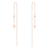 Die Tamaris Ohrhänger - Flower von Tamaris sind zarte, roségoldene Durchsteck-Ohrringe mit einem kleinen klaren Zirkoniastein und einem Trinity-Knoten-Anhänger an jeder Kette.