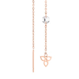 Die Ohrhänger - Flower von Tamaris aus Roségold sind mit einer runden Zirkonia-Perle und einem filigranen, blattförmigen Anhänger versehen, der für einen eleganten, floral inspirierten Look sorgt.