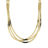 Die LIEBESKIND BERLIN Halskette - Snake-Chain von Liebeskind Berlin ist eine dreilagige goldene Halskette mit dezenten schwarzen Akzenten und einem geschwungenen Schlangenkettendesign, das sich vor einem weißen Hintergrund abzeichnet.