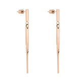 Lange, schlanke LIEBESKIND BERLIN Ohrhänger - The Twist von Liebeskind Berlin in Roségold, gefertigt aus poliertem Edelstahl mit minimalistischem, geometrischem Design, sorgen für einen glamourösen Look vor weißem Hintergrund.