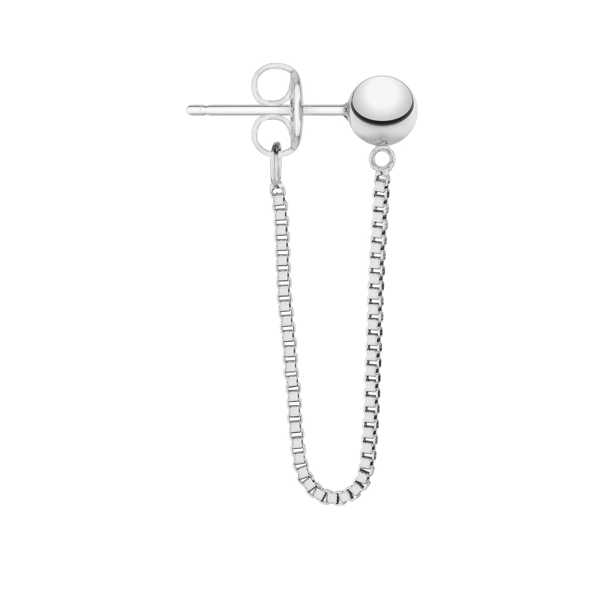 Der LIEBESKIND BERLIN Ohrhänger - The Chain von Liebeskind Berlin ist ein silberner Ohrstecker mit einer baumelnden Kastenkette auf weißem Grund - ein echtes Trendstück.