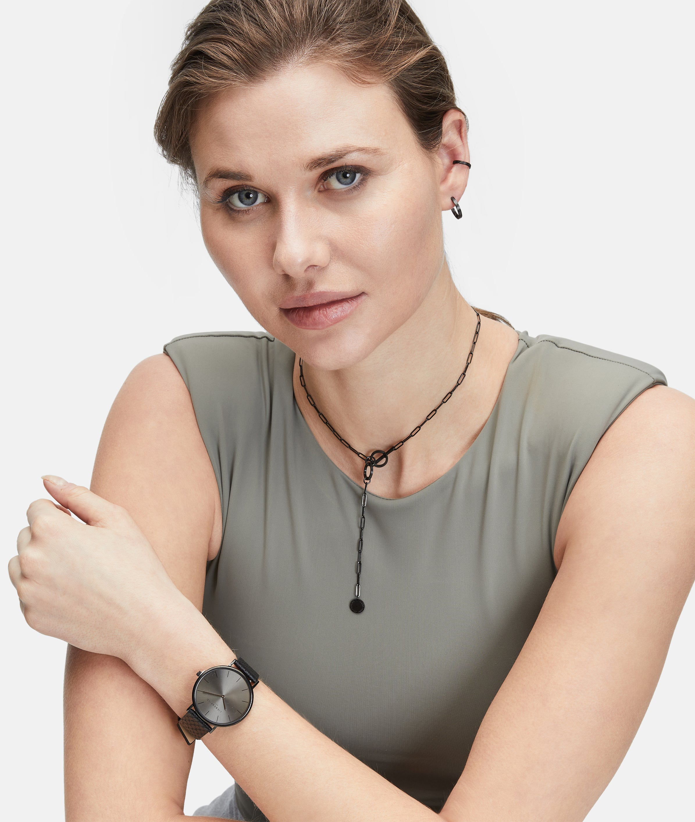 Liebeskind Berlin Ear Cuff - Basic; Creole in der Farbe schwarz Tragebild