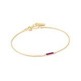 Das Ania Haie Armband - Berry Enable Bar ist ein zartes Armband aus 925er Sterlingsilber mit einem kleinen lila Balken, einem Verschluss und einem winzigen eingravierten Anhänger - ein wahrhaft minimalistisches Stück von Ania Haie.
