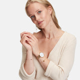 Tamaris Armbanduhr mit goldenem Herzdetail auf dem Zifferblatt, goldenem Gehäuse und goldenem Meshband Tragebild