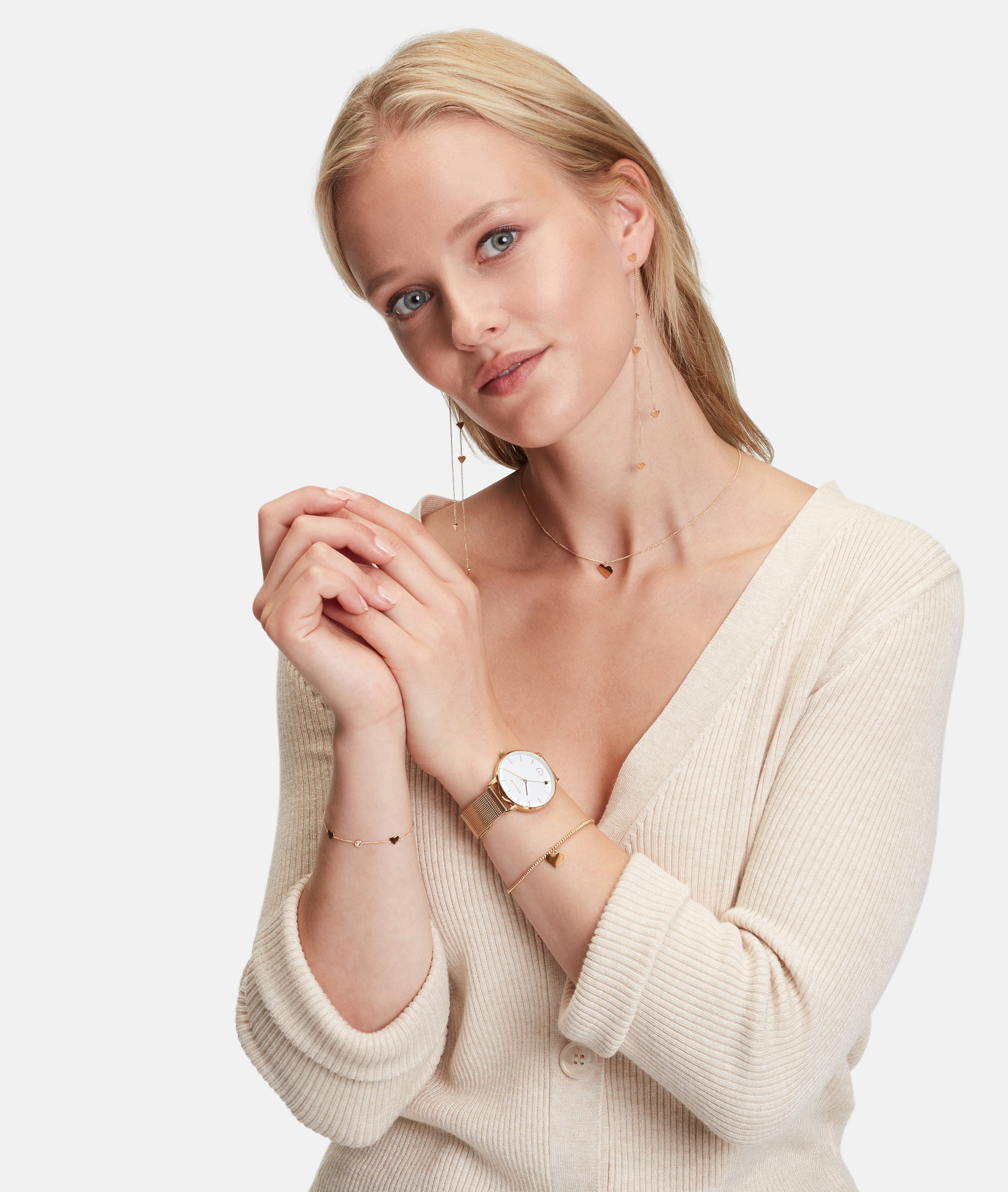 Tamaris Armbanduhr mit goldenem Herzdetail auf dem Zifferblatt, goldenem Gehäuse und goldenem Meshband Tragebild