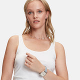 Tamaris Armbanduhr mit roségoldenem Zifferblatt, glassteinbesetzter Lünette, roségoldenem Gehäuse und blauem Lederband Tragebild