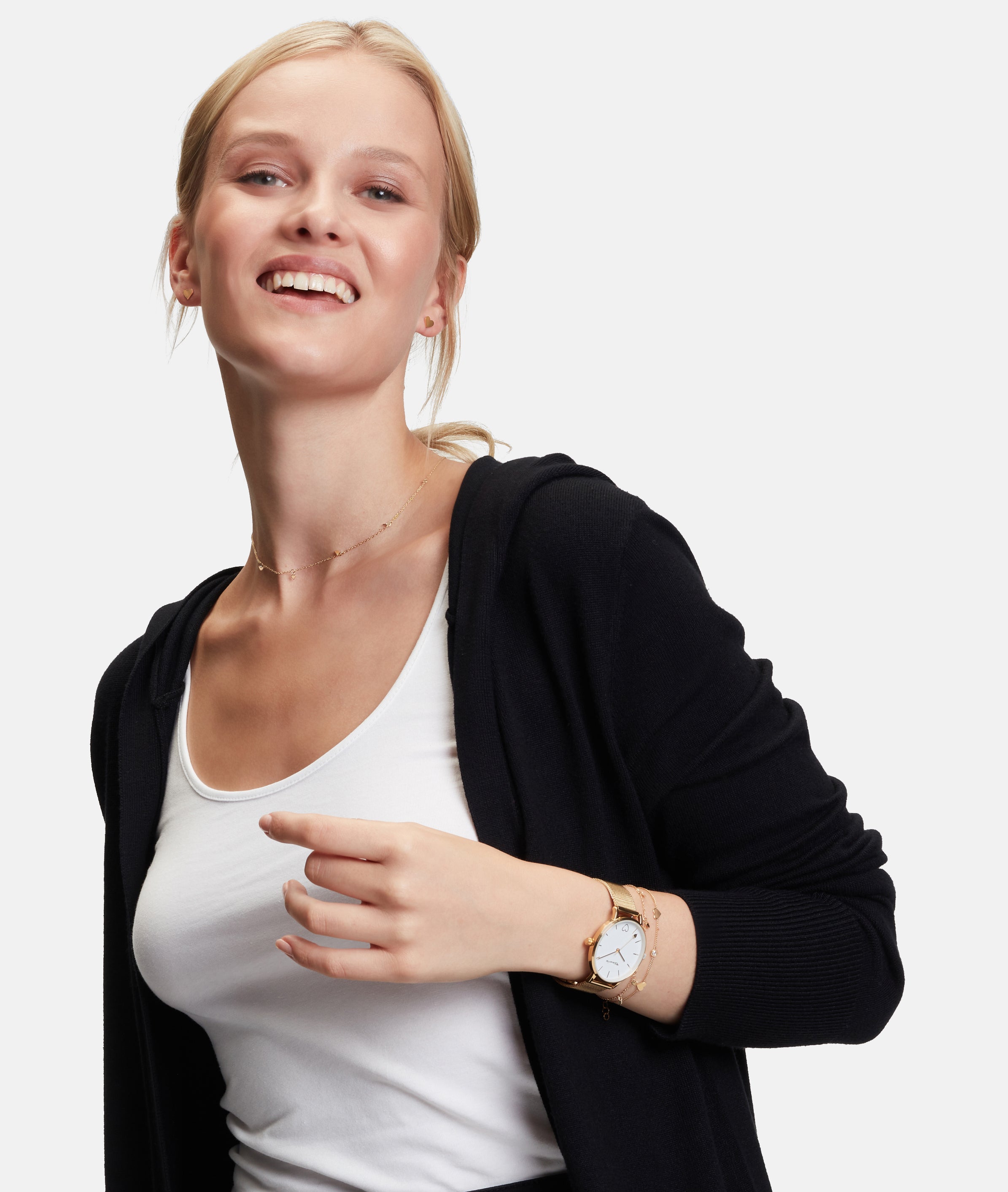 Tamaris Armbanduhr mit goldenem Herzdetail auf dem Zifferblatt, goldenem Gehäuse und goldenem Meshband Tragebild