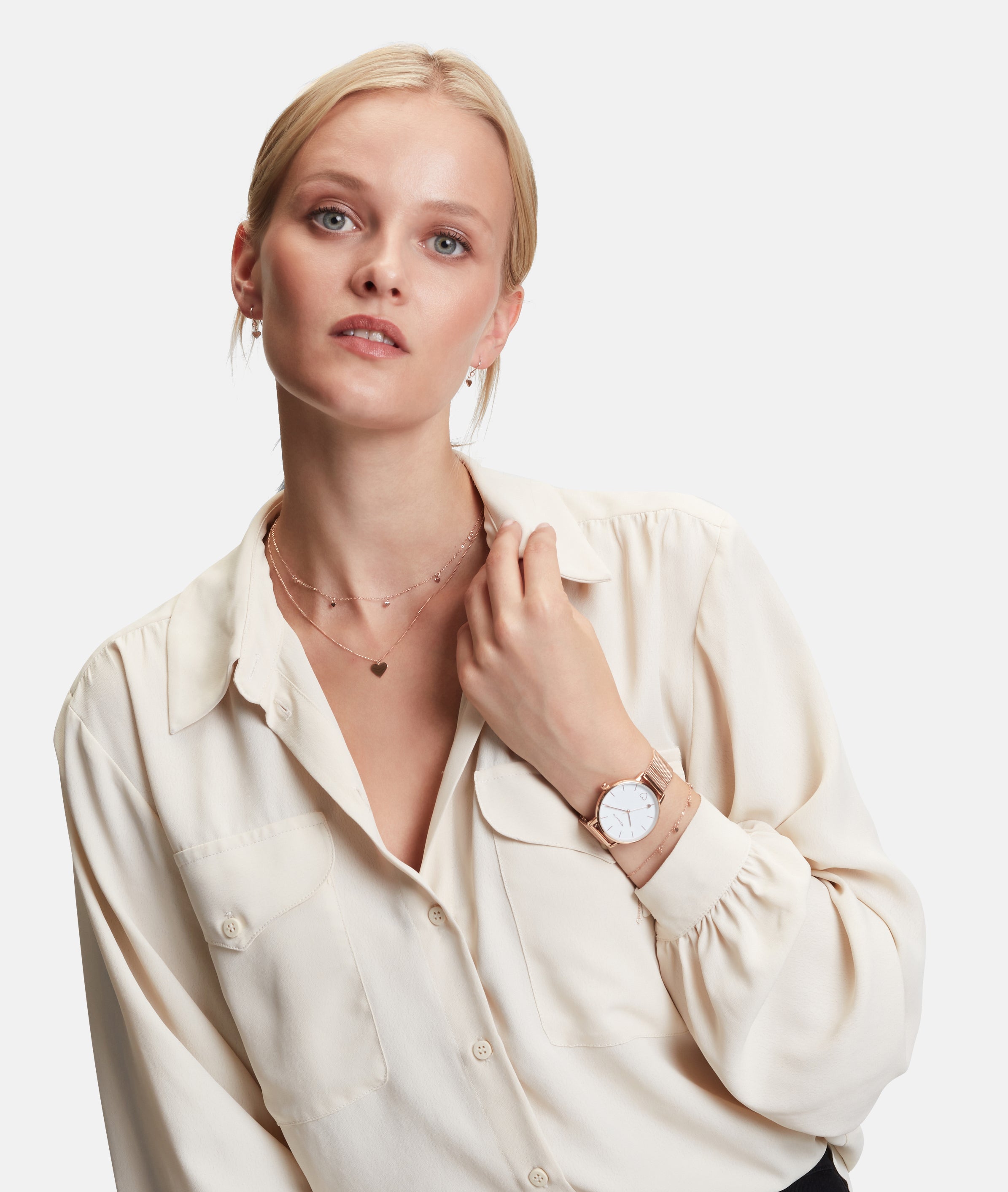 Tamaris Armbanduhr mit roségoldenem Herzdetail auf dem Zifferblatt, roségoldenem Gehäuse und roségoldenem Meshband Tragebild