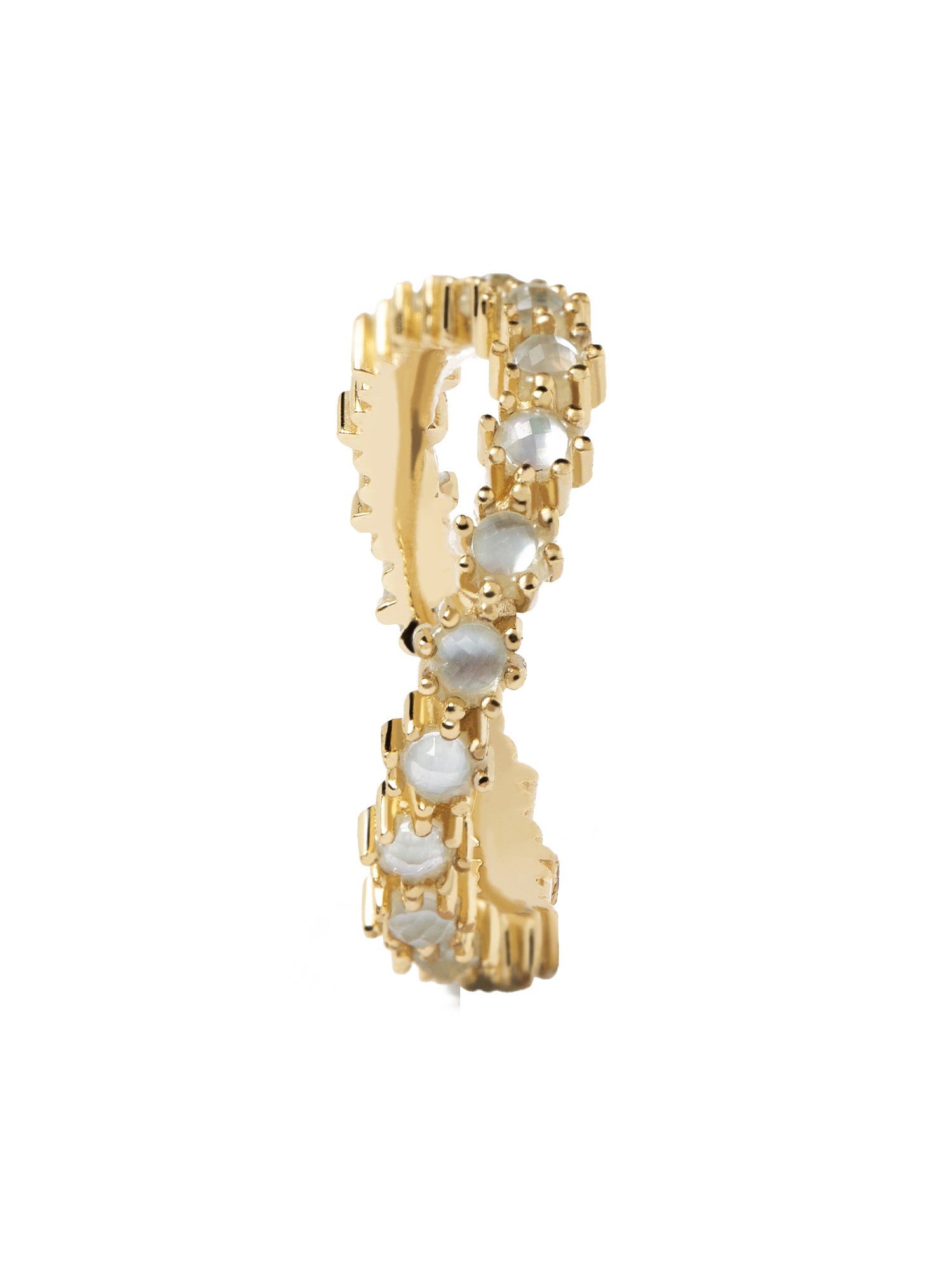 Der PDPaola Ring - Twisted Ring mit Steinchen in 54 von PDPaola besticht durch sein verdrehtes Design mit kleinen, funkelnden Steinen und einer edlen 18k Vergoldung - inspiriert vom eleganten Perlmutt-Look.