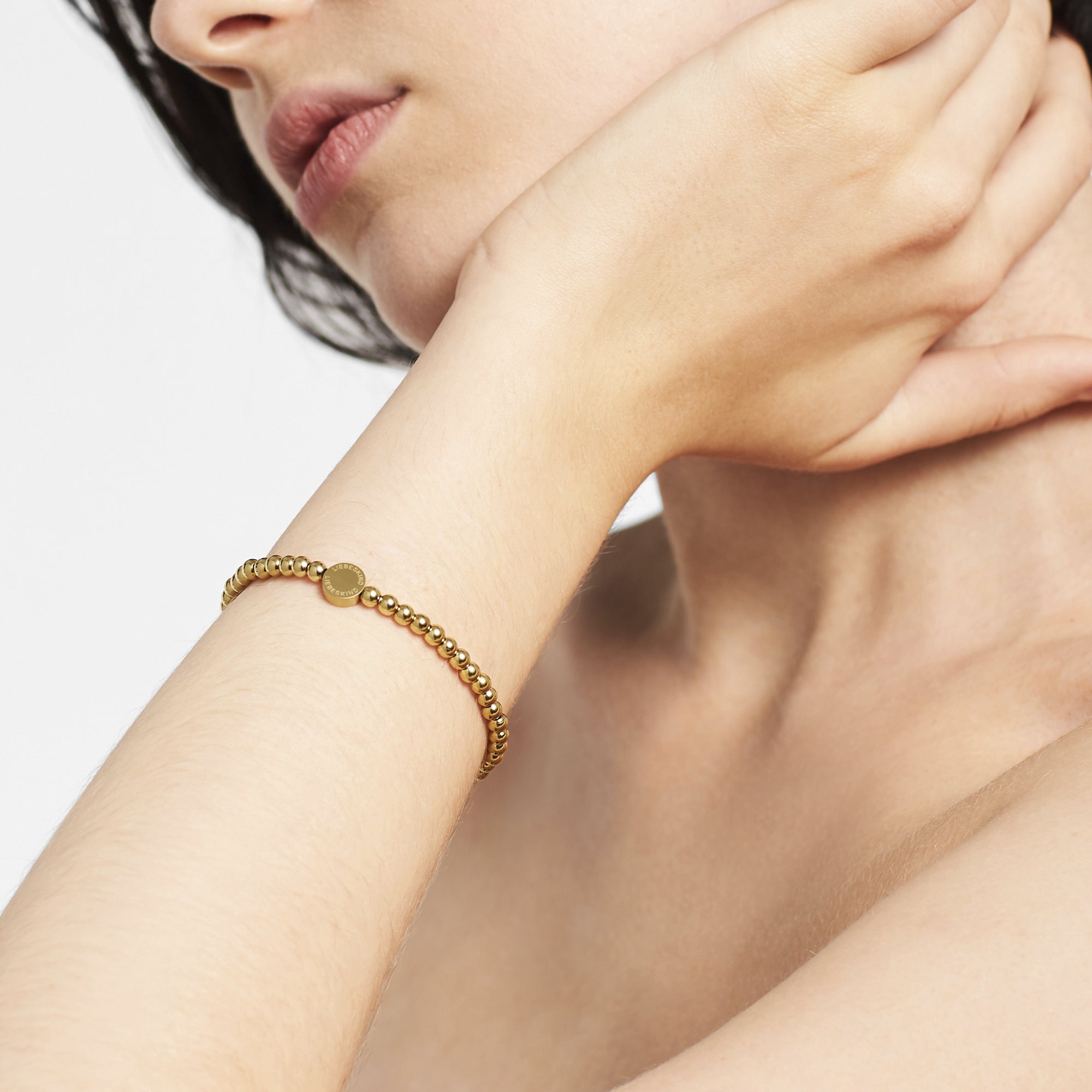 Liebeskind Berlin Armband bestehend aus goldenen Edelstahlbeads; Tragebild